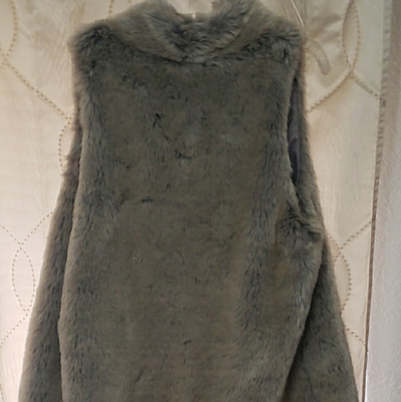 NWT Lemon Tart Jimena Tan M Faux Fur Vest - Picture 2 of 8